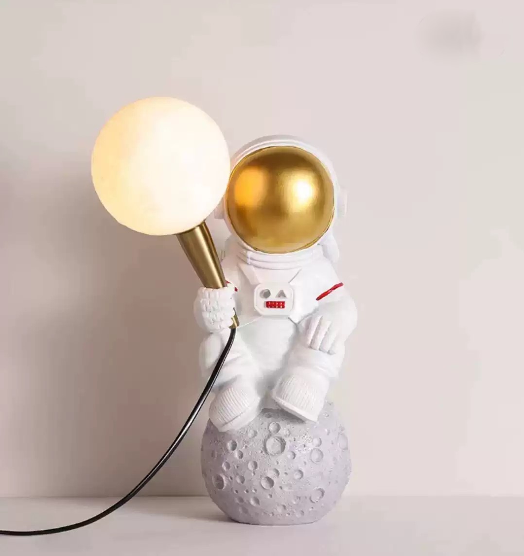 创意宇航员台灯男孩卧室月球装饰床头台灯北欧太空人现代卡通台灯
